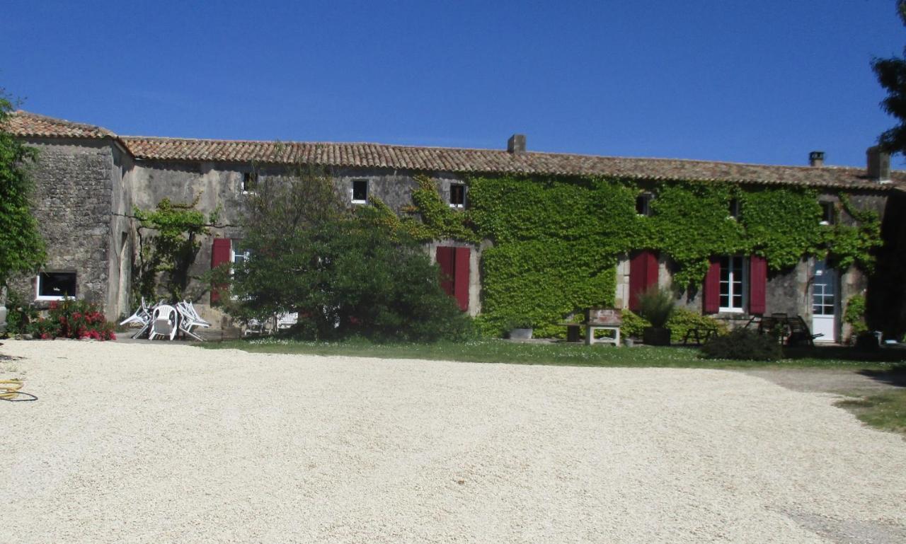 Vila Logis De Bois Roche Saint-Bonnet-sur-Gironde Exteriér fotografie