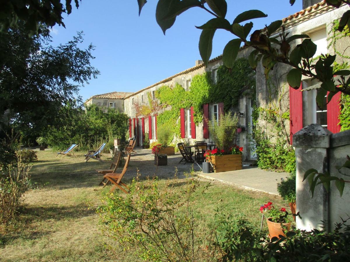 Vila Logis De Bois Roche Saint-Bonnet-sur-Gironde Exteriér fotografie