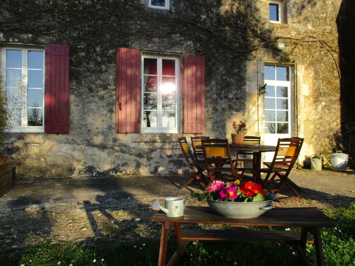 Vila Logis De Bois Roche Saint-Bonnet-sur-Gironde Exteriér fotografie