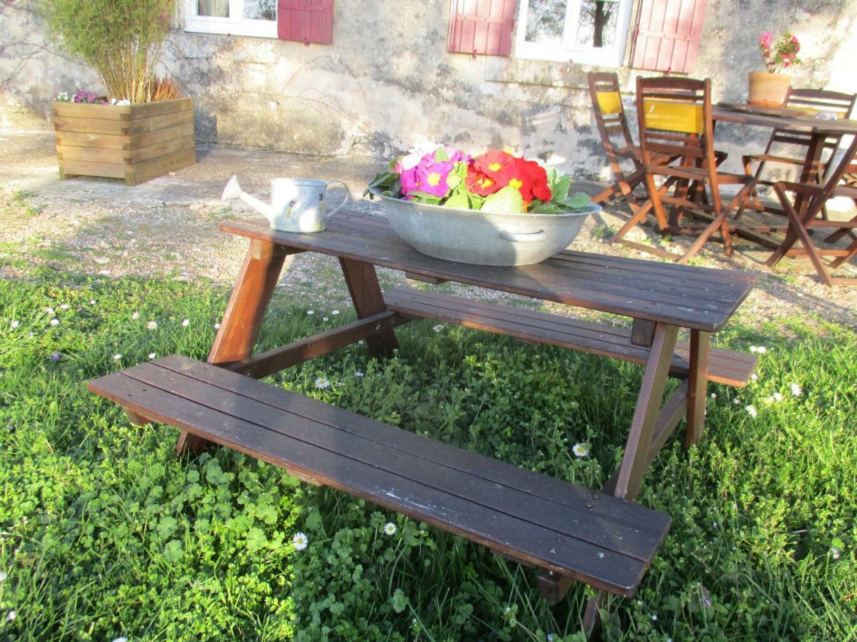 Vila Logis De Bois Roche Saint-Bonnet-sur-Gironde Exteriér fotografie