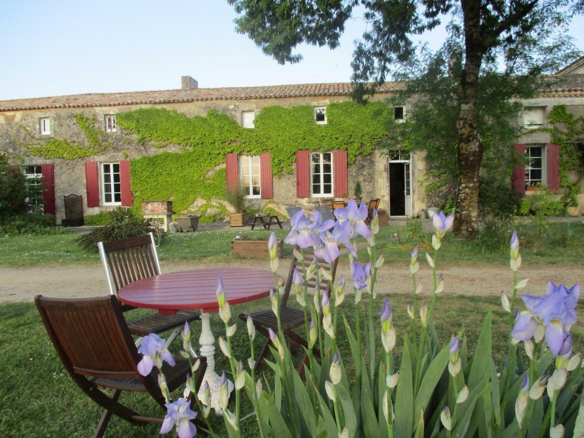 Vila Logis De Bois Roche Saint-Bonnet-sur-Gironde Exteriér fotografie