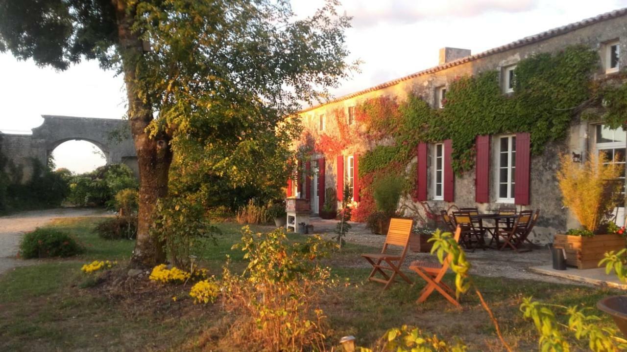 Vila Logis De Bois Roche Saint-Bonnet-sur-Gironde Exteriér fotografie